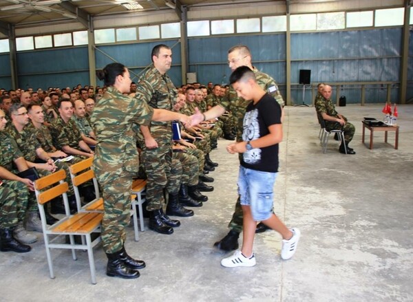 Ο αρχηγός του ΓΕΣ βράβευσε 14χρονο που έδωσε τις πρώτες βοήθειες σε ηλικιωμένο λουόμενο