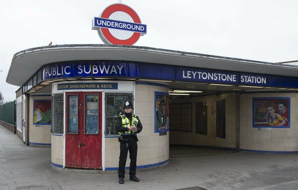 Λονδίνο: Πέρασε ο συρμός του μετρό από πάνω τους αλλά βγήκαν ζωντανοί