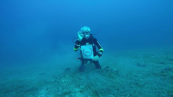 Αυτός είναι ο γηραιότερος δύτης στον κόσμο και εξερευνά ένα ναυάγιο στην Κύπρο