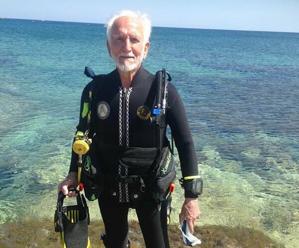 Αυτός είναι ο γηραιότερος δύτης στον κόσμο και εξερευνά ένα ναυάγιο στην Κύπρο