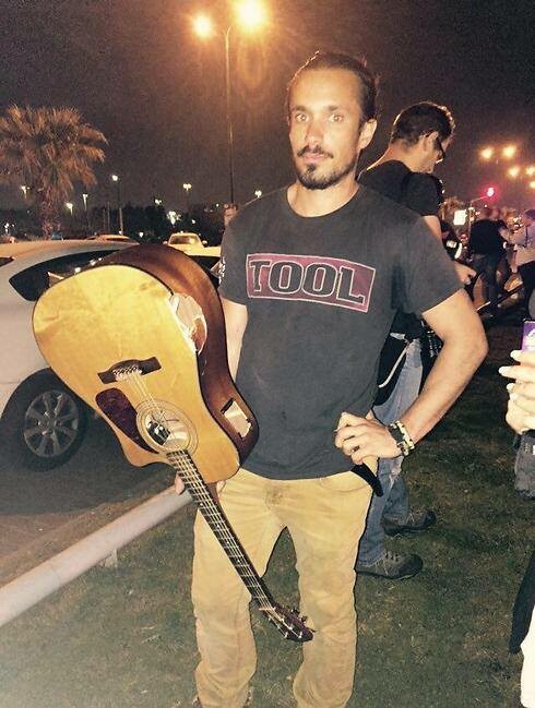 Ισραήλ: Πλανόδιος μουσικός σταμάτησε ένοπλο χτυπώντας τον με την κιθάρα στο κεφάλι