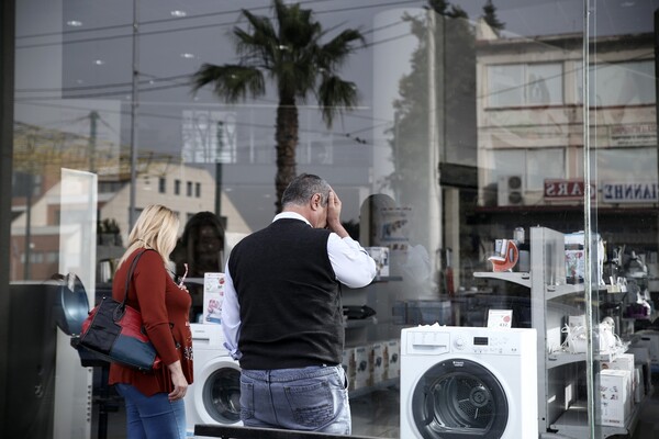 H επόμενη μέρα της πτώχευσης: 8 φωτογραφίες απ' τα κλειστά καταστήματα της Ηλεκτρονικής Αθηνών