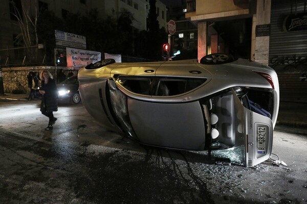 Βανδαλισμοί σε αυτοκίνητα και φωτιά σε λεωφορείο στα Εξάρχεια