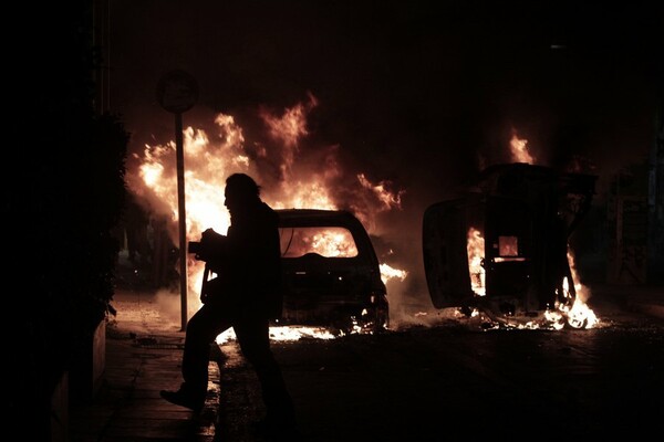 Βανδαλισμοί σε αυτοκίνητα και φωτιά σε λεωφορείο στα Εξάρχεια