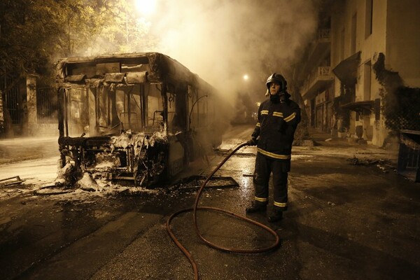 Βανδαλισμοί σε αυτοκίνητα και φωτιά σε λεωφορείο στα Εξάρχεια