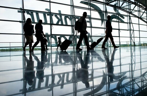 "Εμπορικά κέντρα με διαδρόμους απογείωσης" γίνονται τα αεροδρόμια για να αυξήσουν τα έσοδα