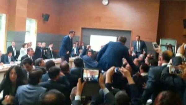 "Αρένα" η τουρκική Εθνοσυνέλευση- Συμπλοκές με γροθιές μεταξύ βουλευτών (BINTEO)