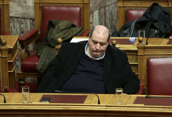 O Φίλης απάντησε για τη φωτογραφία που τον παρουσίαζε να κοιμάται στη Βουλή
