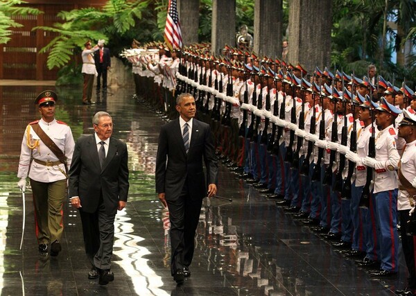 H ιστορική συνάντηση Ομπάμα και Ραούλ Κάστρο στην Κούβα (φωτό)