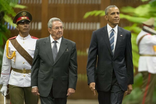H ιστορική συνάντηση Ομπάμα και Ραούλ Κάστρο στην Κούβα (φωτό)