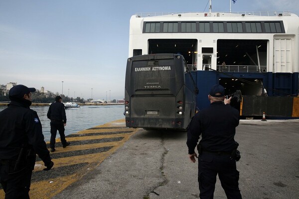 Δεύτερο τηλεφώνημα την ίδια μέρα για βόμβα στο Blue Star 1- Εκκενώνεται το πλοίο