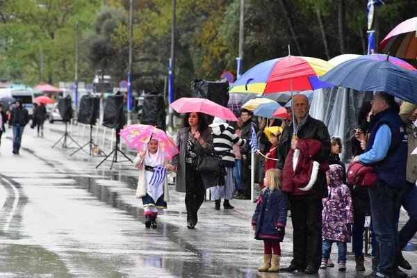 "Είναι ο πόλεμος ηλίθιε" - Παρέλαση με πανό στο Ναύπλιο