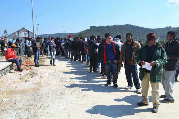 Η κυβέρνηση σκέφτεται να μεταφέρει πρόσφυγες από την Μυτιλήνη σε άδεια διπλανά νησιά