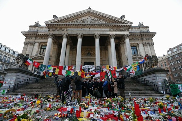 Πάνω από 2.000 άνθρωποι στο Βέλγιο τίμησαν μια νεαρή μητέρα που σκοτώθηκε στις επιθέσεις