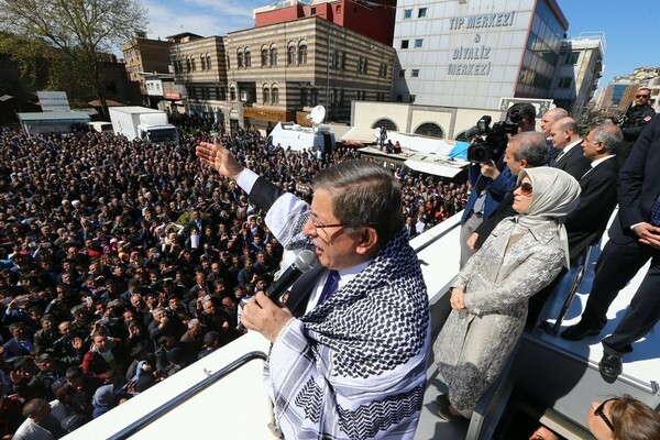 Ο Νταβούτογλου στο Ντιγιάρμπακιρ: "Δεν φοβόμαστε, δεν θα μας κάνουν να λυγίσουμε"