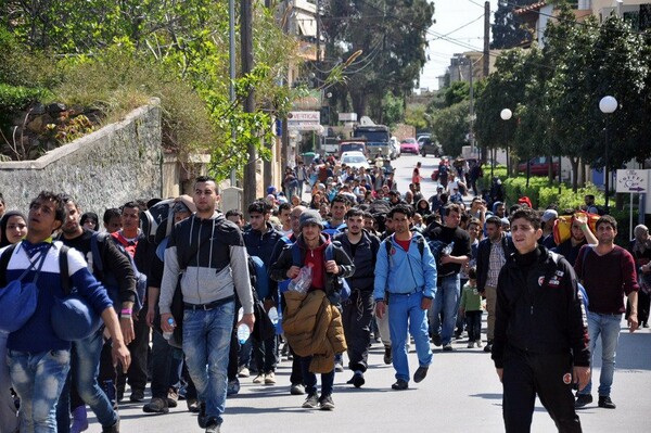 800 πρόσφυγες και μετανάστες έχουν διαφύγει από το hotspot της Χίου και συγκεντρώνονται στο λιμάνι