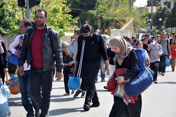 800 πρόσφυγες και μετανάστες έχουν διαφύγει από το hotspot της Χίου και συγκεντρώνονται στο λιμάνι
