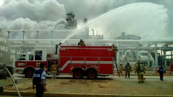 Μεξικό: Μεγάλη έκρηξη και πυρκαγιά σε διυλιστήριο πετρελαίου - Τεράστιο τοξικό νέφος έχει καλύψει τον ουρανό της περιοχής (φωτό + βίντεο)