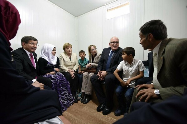 Μέρκελ, Τούσκ και Τίμερμανς επισκέφθηκαν καταυλισμό προσφύγων στην Τουρκία