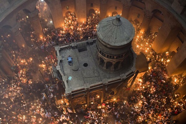 12 εμβληματικές εικόνες από την τελετή Αφής στα Ιεροσόλυμα