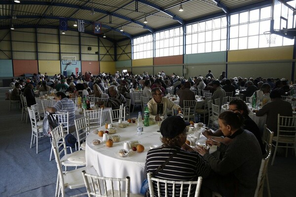 Πασχαλινό γεύμα αλληλεγγύης σε 1.000 απόρους από το Δήμο Αθηναίων (φωτό)