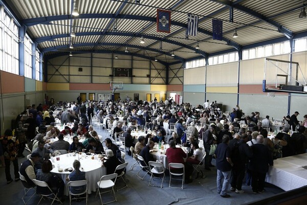Πασχαλινό γεύμα αλληλεγγύης σε 1.000 απόρους από το Δήμο Αθηναίων (φωτό)