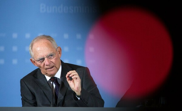 Handelsblatt: Ανοιχτός σε ελάφρυνση του χρέους ο Σόιμπλε, αλλά μόνο μετά τις γερμανικές εκλογές