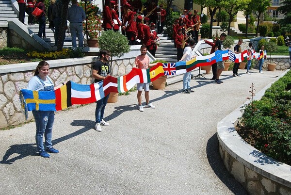 Καβάλα: Μαθητές τύλιξαν το Δημαρχείο με "κασκόλ" 15 μέτρων από σημαίες της ΕΕ