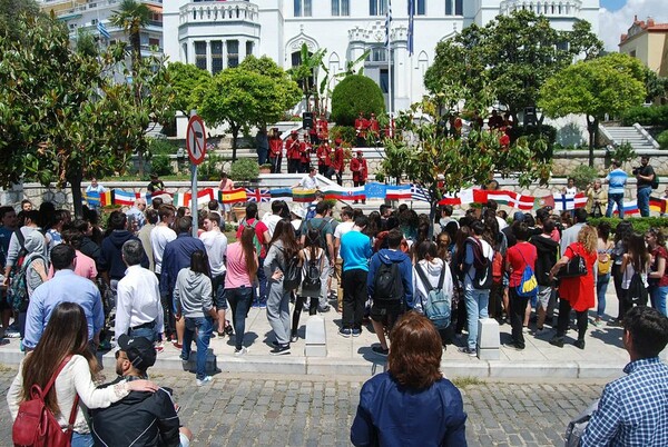 Καβάλα: Μαθητές τύλιξαν το Δημαρχείο με "κασκόλ" 15 μέτρων από σημαίες της ΕΕ