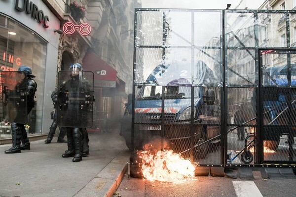 Πεδίο μάχης το Παρίσι- Συγκρούσεις έξω από το κοινοβούλιο όπου ψηφίζεται το αμφιλεγόμενο νομοσχέδιο για τα εργασιακά