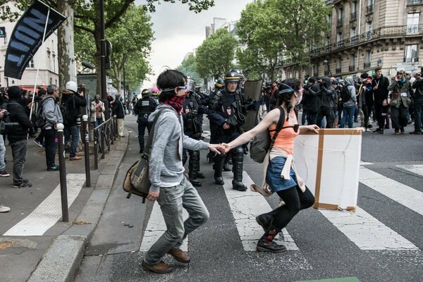 Πεδίο μάχης το Παρίσι- Συγκρούσεις έξω από το κοινοβούλιο όπου ψηφίζεται το αμφιλεγόμενο νομοσχέδιο για τα εργασιακά