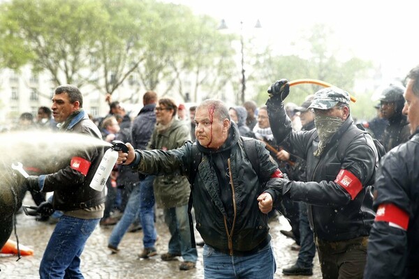 Πεδίο μάχης το Παρίσι- Συγκρούσεις έξω από το κοινοβούλιο όπου ψηφίζεται το αμφιλεγόμενο νομοσχέδιο για τα εργασιακά