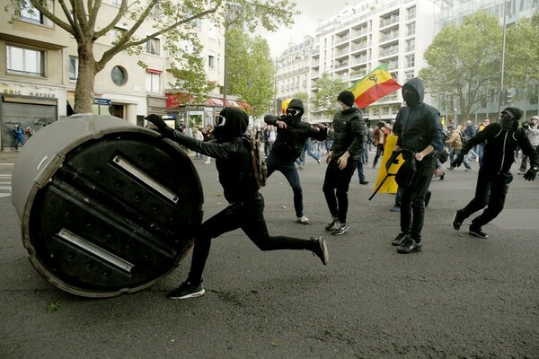 Πεδίο μάχης το Παρίσι- Συγκρούσεις έξω από το κοινοβούλιο όπου ψηφίζεται το αμφιλεγόμενο νομοσχέδιο για τα εργασιακά