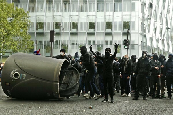 Πεδίο μάχης το Παρίσι- Συγκρούσεις έξω από το κοινοβούλιο όπου ψηφίζεται το αμφιλεγόμενο νομοσχέδιο για τα εργασιακά