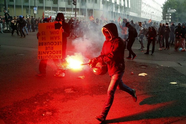 Πεδίο μάχης το Παρίσι- Συγκρούσεις έξω από το κοινοβούλιο όπου ψηφίζεται το αμφιλεγόμενο νομοσχέδιο για τα εργασιακά