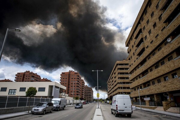 Ισπανία: Εικόνες καταστροφής με το τοξικό νέφος- Σε κίνδυνο πόλη 20.000 κατοίκων