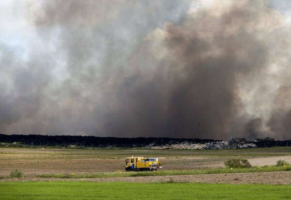 Ισπανία: Μαίνεται η φωτιά στη χωματερή ελαστικών, αλλά μειώθηκε ο κίνδυνος για τους κατοίκους των γύρω περιοχών