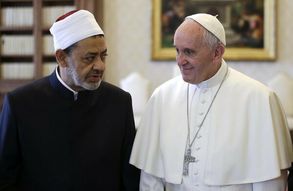 Ιστορική συνάντηση του πάπα Φραγκίσκου με τον μεγάλο ιμάμη του Αλ Αζχάρ