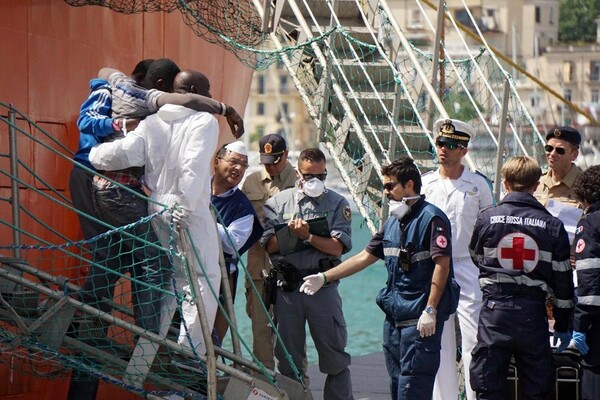 Νέο ναυάγιο ανοιχτά της Λιβύης- Πληροφορίες για 350 ανθρώπους στη θάλασσα
