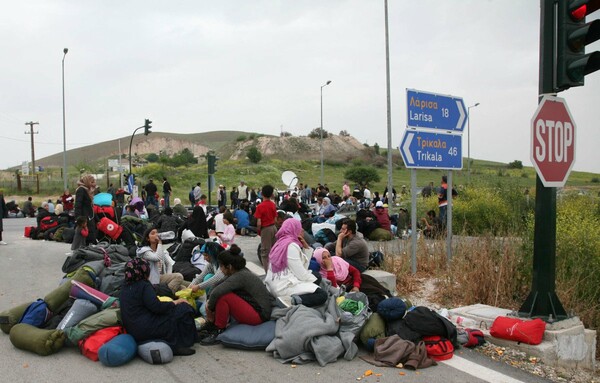 Κλειστή από τους πρόσφυγες η Εθνική οδός Λάρισας-Τρικάλων