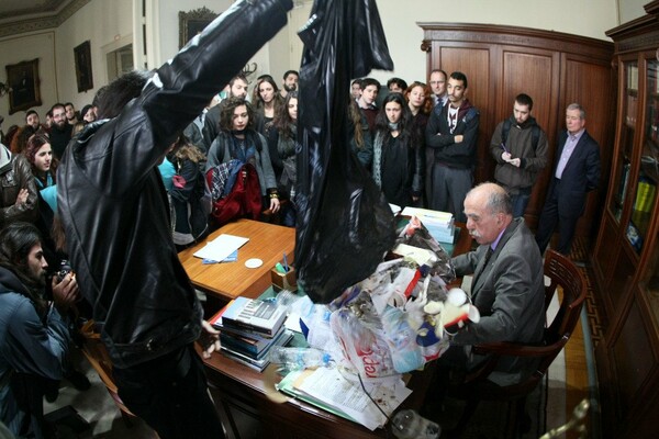 Φοιτητές γέμισαν με σκουπίδια το γραφείο του Φορτσάκη στην Πρυτανεία