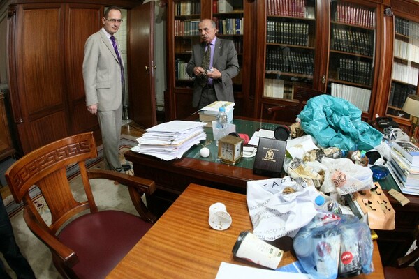Φοιτητές γέμισαν με σκουπίδια το γραφείο του Φορτσάκη στην Πρυτανεία