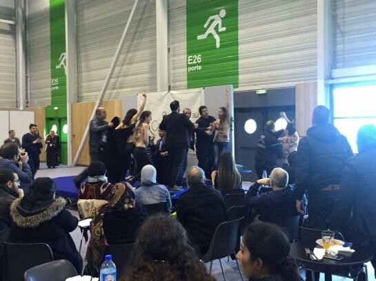 Γυμνόστηθες ακτιβίστριες της Femen εισέβαλαν σε ομιλία αμφιλεγόμενου ισλαμολόγου στη Γαλλία