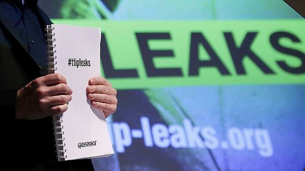 Tι απαντούν Μέρκελ και Κομισιόν μετά τη διαρροή της Greenpeace για την TTIP μεταξύ ΗΠΑ και ΕΕ