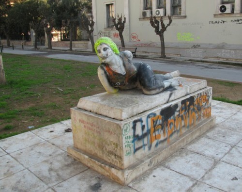 Η άλλη άποψη για το ακρωτηριασμένο άγαλμα στο κέντρο της Αθήνας
