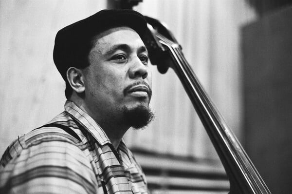 Charles Mingus: 15 σταθμοί στην πορεία ενός τρανού συνθέτη και κοντραμπασίστα της τζαζ