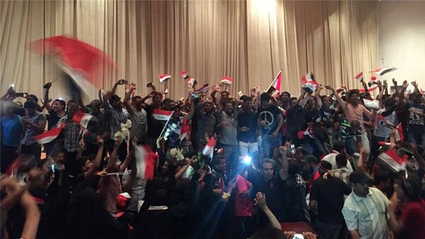 Χιλιάδες Ιρακινοί διαδηλωτές εισέβαλαν στο Κοινοβούλιο μετά από προτροπή σιίτη κληρικού