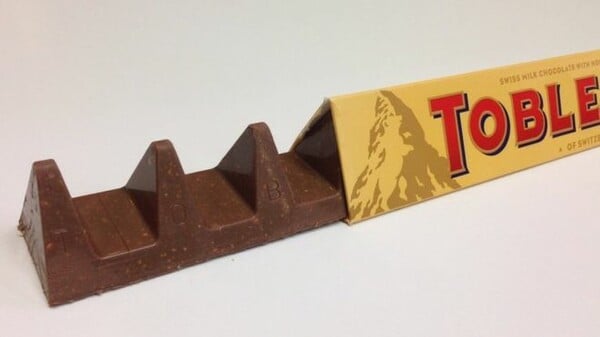 H σοκολάτα Toblerone καταργεί τα μεγάλα κενά και επιστρέφει στο κλασικό της σχήμα