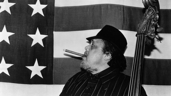 Charles Mingus: 15 σταθμοί στην πορεία ενός τρανού συνθέτη και κοντραμπασίστα της τζαζ