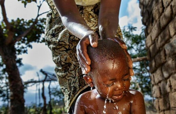 UNICEF: O μέσος Έλληνας σπαταλά 100 φορές περισσότερο νερό ετησίως από τον μέσο Αφρικανό